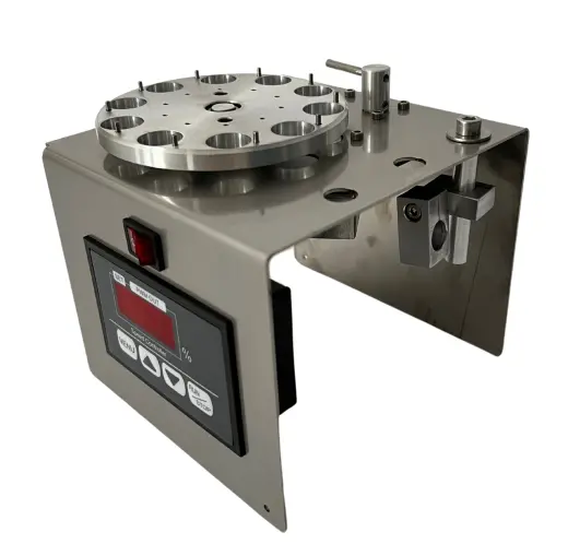 Žíhačka nábojnic AGS Brass Annealer 3.1 AGS žíhačka pro žíhání krčků mosazných nábojnic s digitálním regulátorem otáček, vyměnitelnými vložkami pro různé ráže, držákem hořáku, držákem popisovače a nabíječkou. Hořák není součástí.